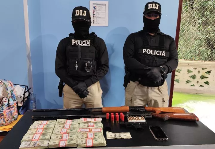 Se decomisaron armas y dinero. Foto: Cortesía