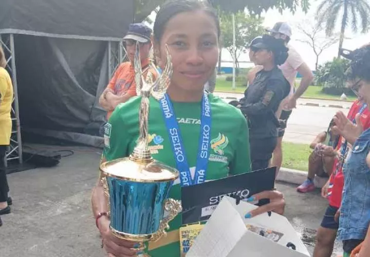  Palmenia Agudelo se lleva el título en la rama femenina en el Maratón Internacional de Panamá. Foto: Jaime Chávez