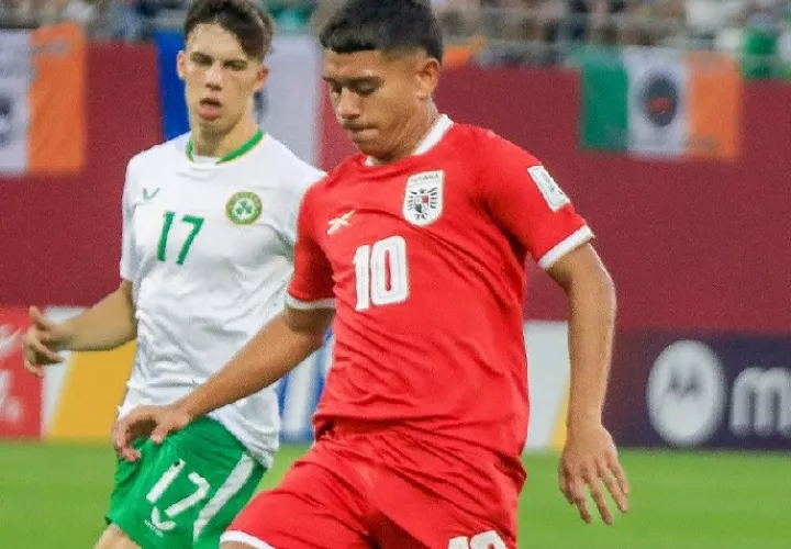 Adrián Olivardía con el balón; lo escolta el irlandés Max Kovalevskis. Foto: Cortesía FPF