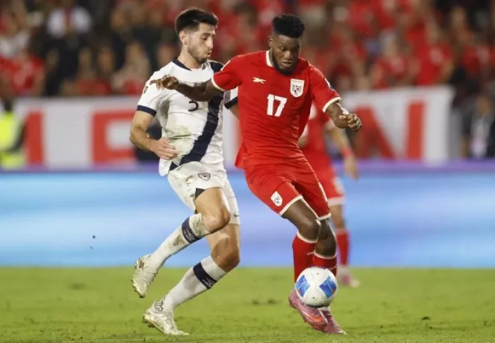 José Fajardo (d) de Panamá disputa el balón con Nicolas Samayoa de Guatemala, durante el partido  de ida entre ambos equipos. Foto:EFE