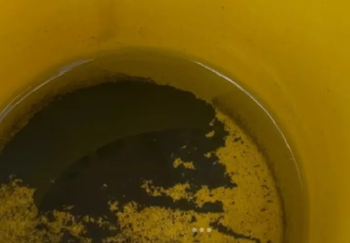 Los moradores aseguran que al agua sale con cierto grado de turbiedad. Foto. Redes