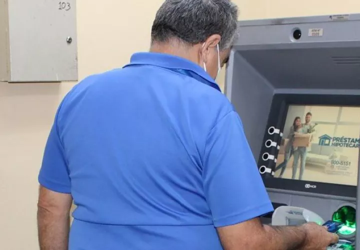 Los jubilados cobran mediante cajeros automáticos o cheques. Foto: Archivo