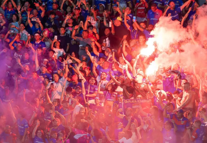 La afición placina festeja uno de sus goles en la final de la LPF, ante Alianza. Foto: EFE