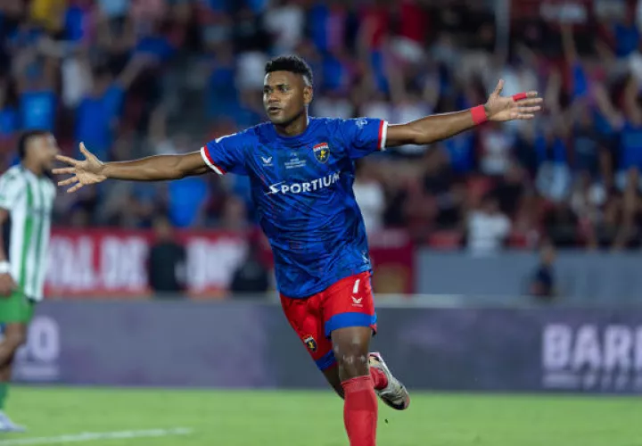 La afición placina festeja uno de sus goles en la final de la LPF, ante Alianza. Foto: EFE