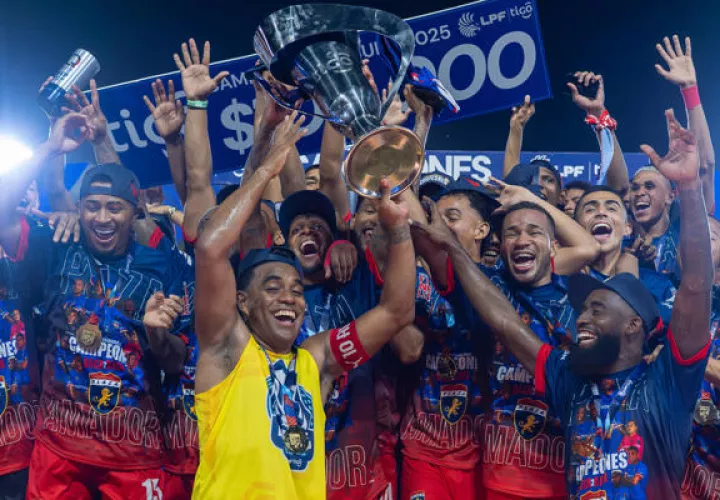 Jugadores del Plaza Amador, levantan el trofeo de campeón de la LPF. Foto: EFE