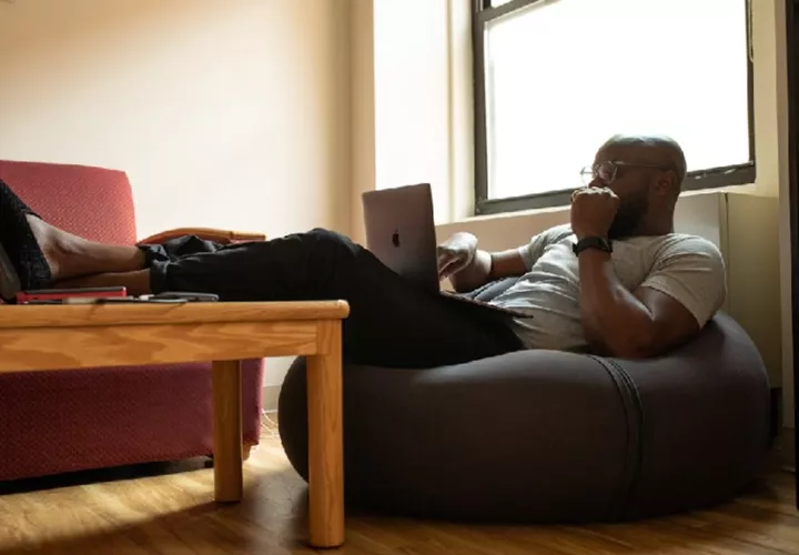 La modalidad tiene un impacto en la decisión de las personas trabajadoras en quedarse o irse de un empleo. Foto: Pexels