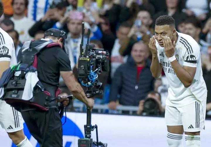 Mbappé en su habitual celebración de gol. Foto EFE