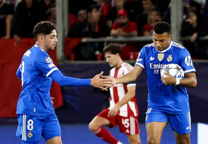 Kylian Mbappé se lleva el balón a casa. Foto EFE