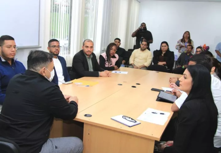  El Minsa y la CSS se reunieron con los representantes de los estudiantes egresados de medicina. Foto: Cortesía