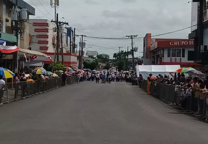 Para colmo las principales autoridades aparecieron en el palco principal pasadas las 9:00 de la mañana. Foto. Melquíades Vásquez