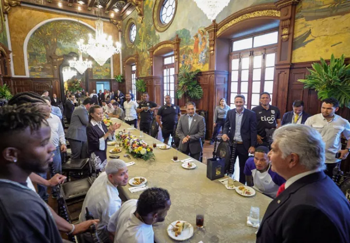 Futbolistas junto al presidente Mulino. Foto: Cortesía