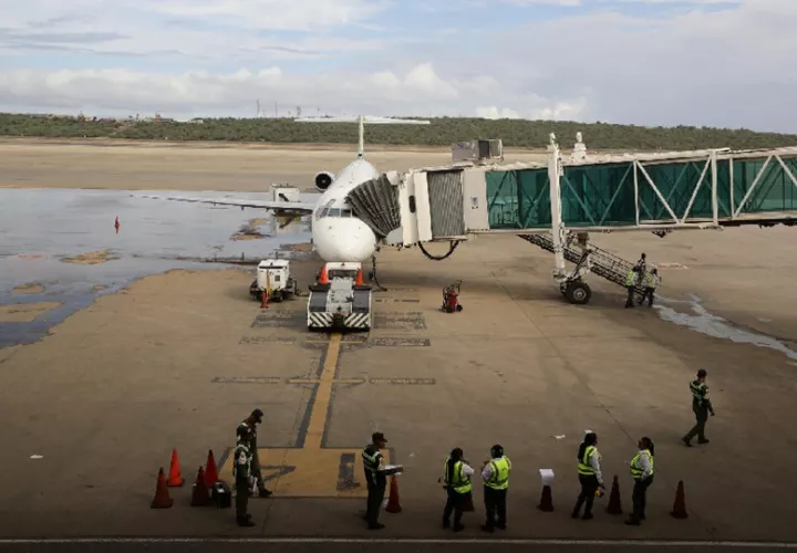 Principal aeropuerto de Venezuela sigue funcionando pese a anuncio de Trump. Foto: EFE