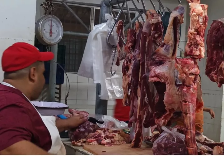 Edwin Hernández, matarife del mercado, lo dijo: "el alza está espantando las ganancias y dejando menos margen para trabajar tranquilos". Foto. Melquíades Vásquez
