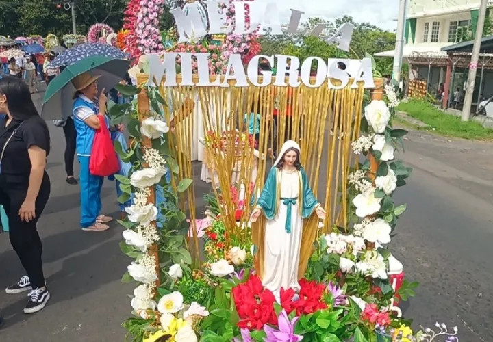 La romería culminó con una misa solemne en la Catedral de Santiago, donde los creyentes agradecieron y elevaron peticiones a la virgen. Foto. Melquíades Vásquez