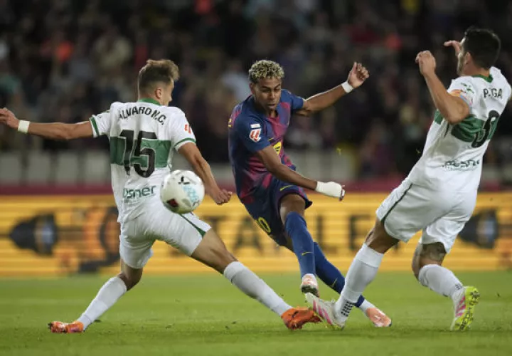  El delantero del Barcelona Lamine Yamal (c) dispara a puerta para marcar el primer gol del equipo ante el Elche,. Foto: EFE