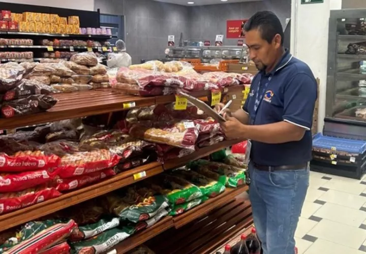 Personal de Acodeco realiza monitoreo en supermercados. Foto: Cortesía