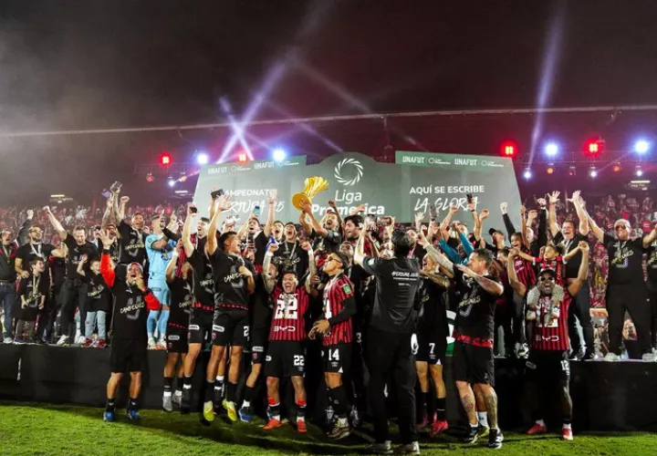 Jugadores de Aljuelense festejam el título 31. Foto: @ldacr