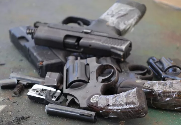 Las armas son destruidas en la sede de la policía, en Ancón. Foto: Archivo