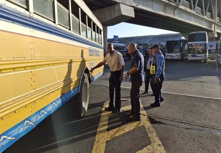 Se verificó que los autobuses se encuentren en buenas condiciones de funcionamiento, revisando aspectos como el estado de los neumáticos y luces. Foto: Cortesía