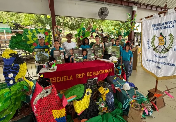 Los estudiantes junto a sus creaciones. 