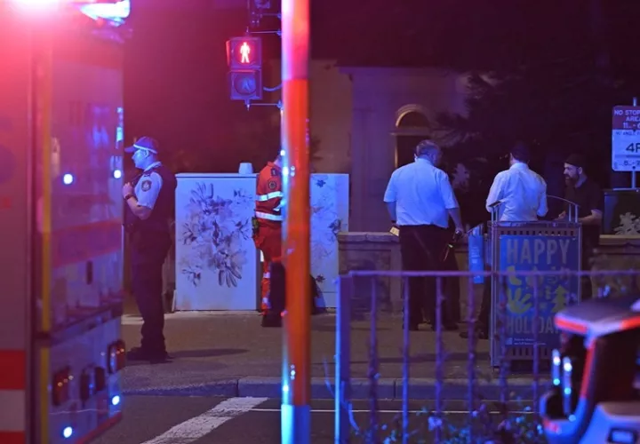 Policía trabajando cerca de la escena. EFE