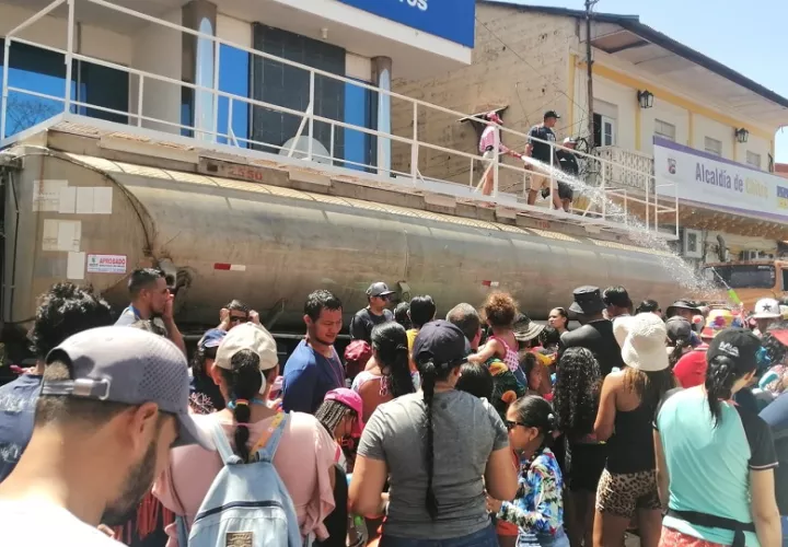 en la ciudad de Chitré, la vicealcaldesa Alba Osorio indicó que las tradicionales mojaderas del 1 de enero iniciarán a las 10:00 de la mañana y se extenderán hasta las 5:00 de la tarde, teniendo como epicentro el Parque Unión. Foto. Thays Domínguez