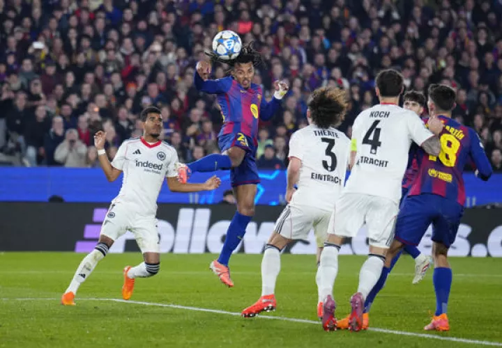 El defensa del Barcelona Jules Koundé remata de cabeza y  marca el segundo gol ante el Eintracht. Foto: EFE