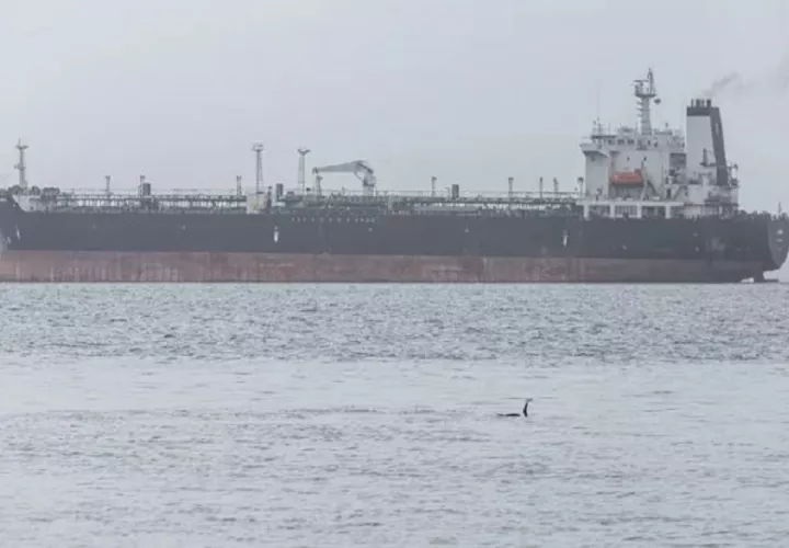 Buque transportando combustibles en el Lago de Maracaibo, Venezuela. Foto: EFE
