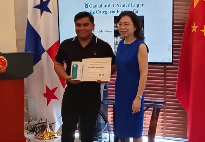 Melvin Mendoza, recibió el premio de manos de la embajadora china, Xu Xueyuan. Foto: Pancho Paz