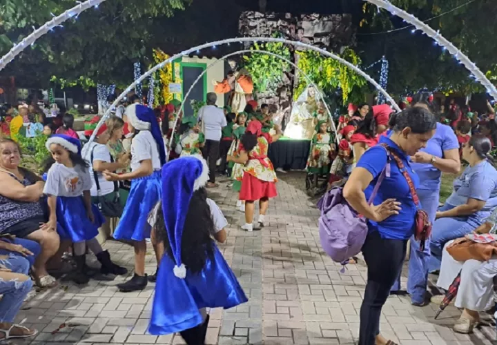 Cada parque de Chitré se ha convertido en una estación dentro de una ruta navideña que invita a propios y visitantes a recorrer la ciudad y vivir una experiencia distinta, marcada por la fe, la cultura y la convivencia comunitaria. Foto. Thays Domínguez