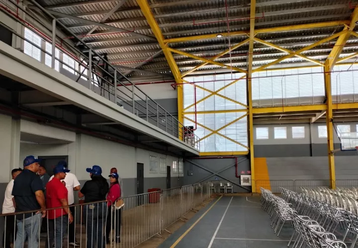 El director del Colegio José Daniel Crespo, Jesse Díez, dijo que el gimnasio ya se encuentra operativo, lo que permite retomar actividades que por años estuvieron limitadas. Foto: Rhays Domínguez