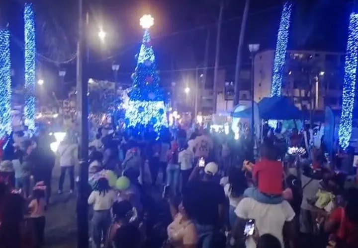 Enciendo de las luces del árbol de Navidad en Colón. 