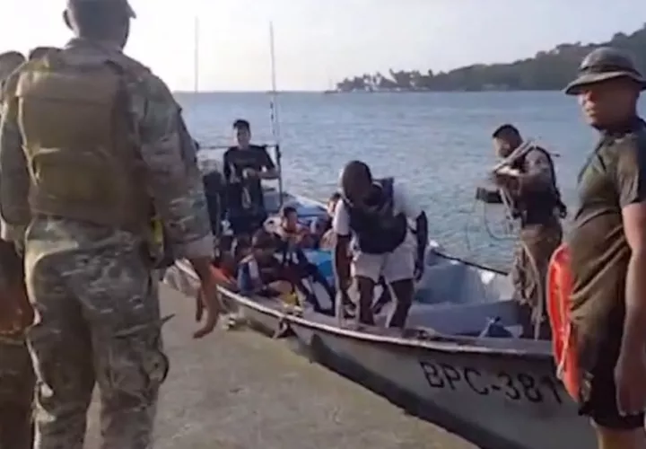 agentes a bordo de la embarcación identificada como BPC-3811 lograron ubicar y rescatar a los ciudadanos. Foto. Cortesía