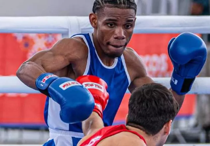 Cristifer Jurtado (azul), boxeador panameño. Foto: COP