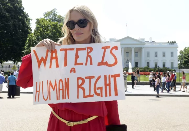 Daryl Hannah con un cartel en el que se puede leer 'El agua es un derecho de la Humanidad' en 2013. Foto: EFE / Michael Reynolds