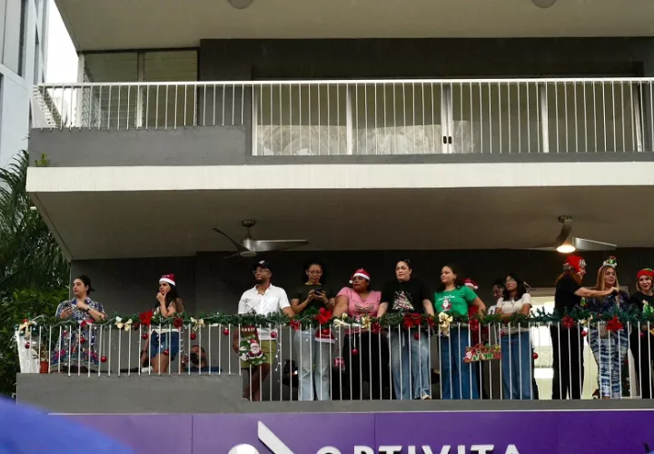 Algunos panameños disfrutaron de las carrozas desde la comodidad de sus balcones. Foto: Cortesía 