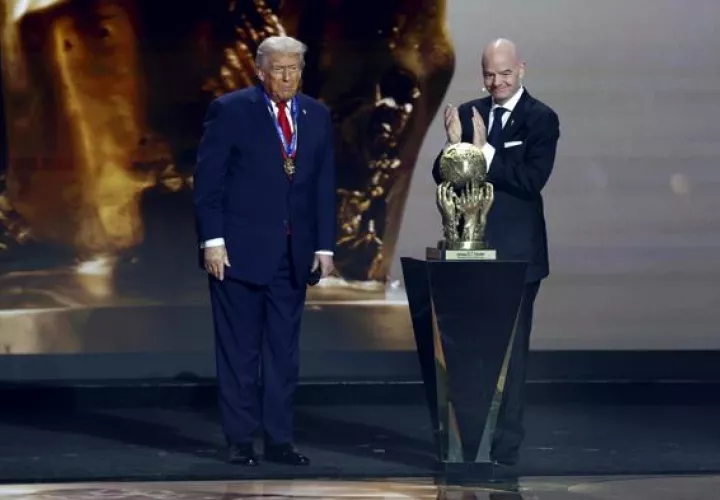 El presidente de Estados Unidos, Donald Trump (izq), recibe el Premio de la Paz de la FIFA de manos del presidente de la FIFA, Gianni Infantino. Foto: EFE