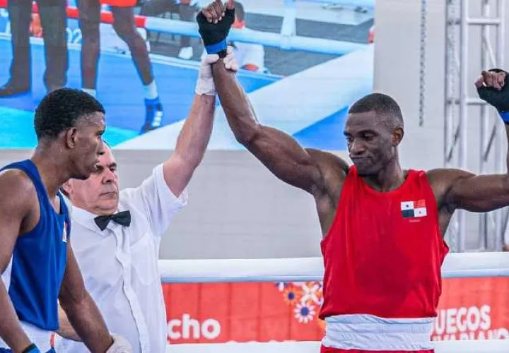 Eduardo Beckford (der.)  pelea en los 70 kilogramos. Foto: COP