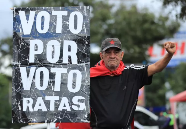 Simpatizante del Partido Libertad y Refundación (Libre). Foto: EFE