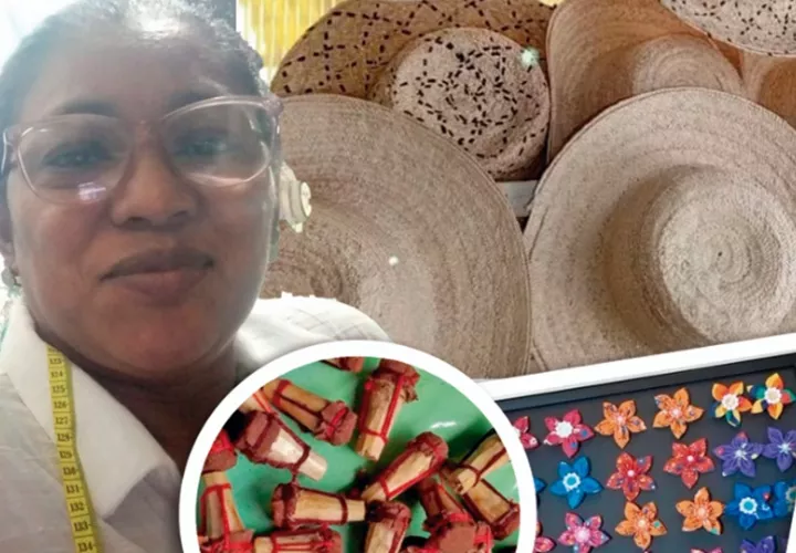 Elizabeth Torres junto a sus creaciones. Foto: Cortesía