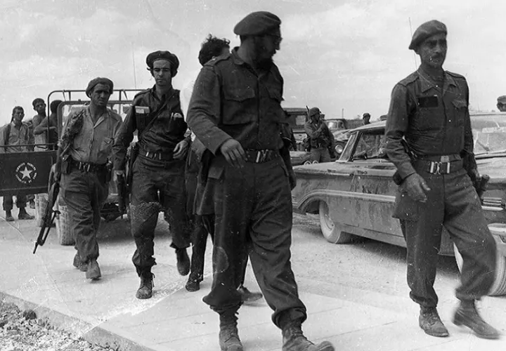 Fidel Castro durante la defensa de Bahía Cochinos, tras la invasión militar de 1300 exiliados anticastristas procedentes de Estados Unidos. EFE/PRENSA LATINA