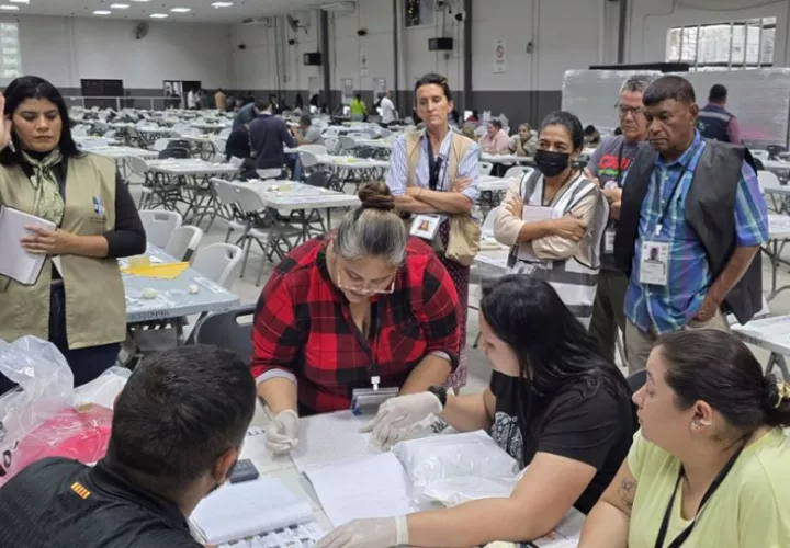 Personas durante el escrutinio especial en Tegucigalpa (Honduras). Foto: EFE