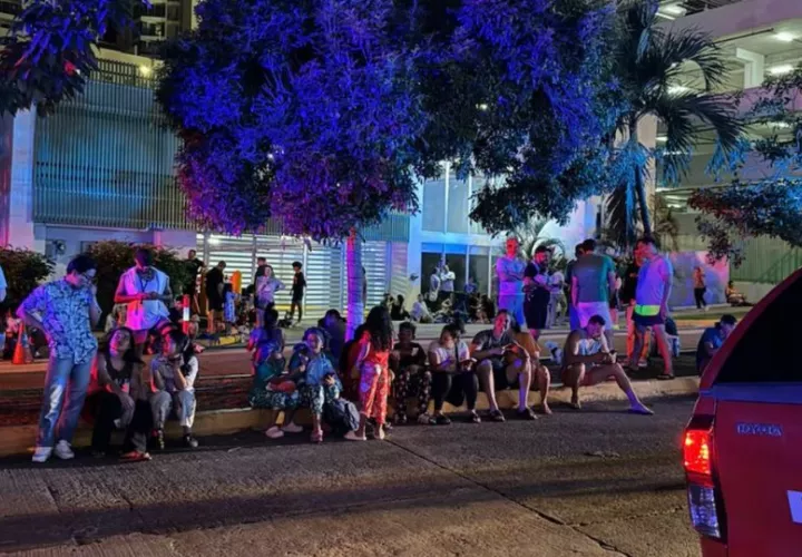 Los residentes fueron evacuados de los edificios. Foto: Cortesía