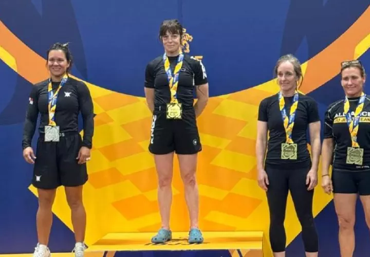 Jennisín Rosanía (izq.), gana plata en el Mundial de Jiu Jitsu. Foto: Cortesía 