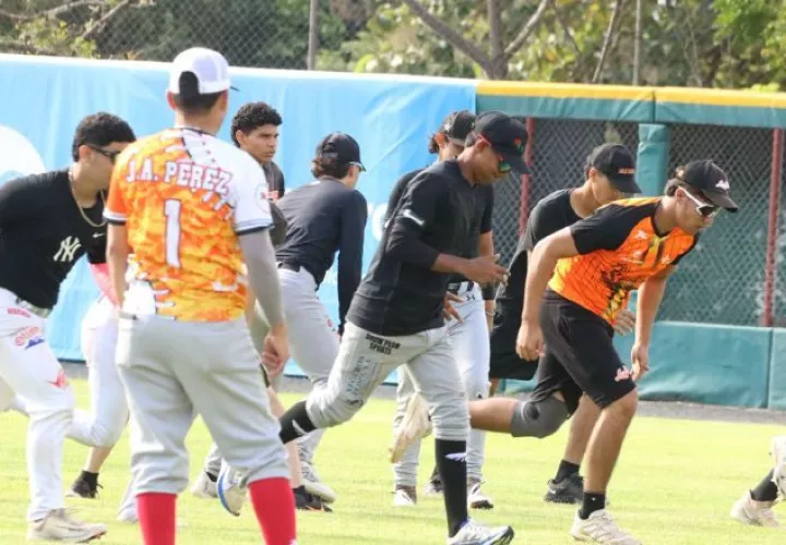 Jugadores de Los Santos en los entrenamientos. Foto: Fedebeis