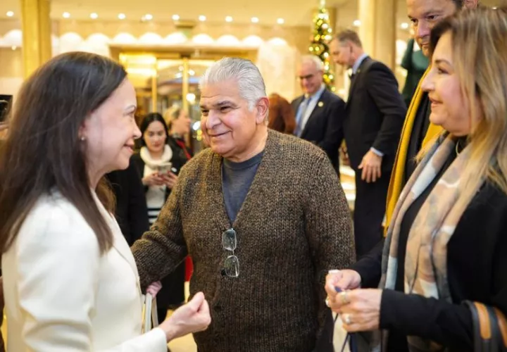 La opositora venezolana, María Corina Machado, junto al presidente, José Raúl Mulino y la primera dama, Maricel de Mulino. Foto: Cortesía