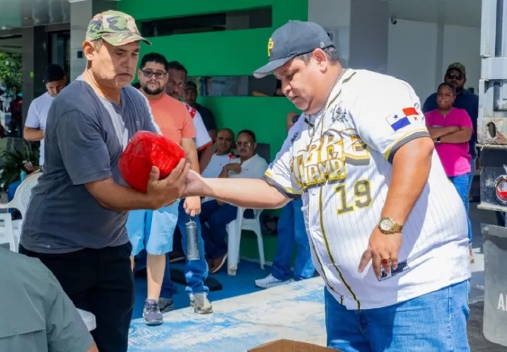 Excolaboradores de la mina felices con sus canastas navideñas.  Cortesía