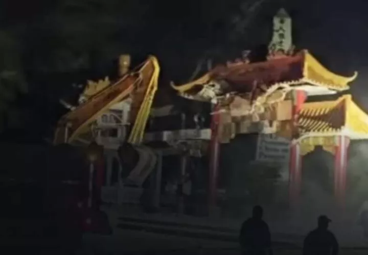 El mirador del puente fue demolido este sábado.