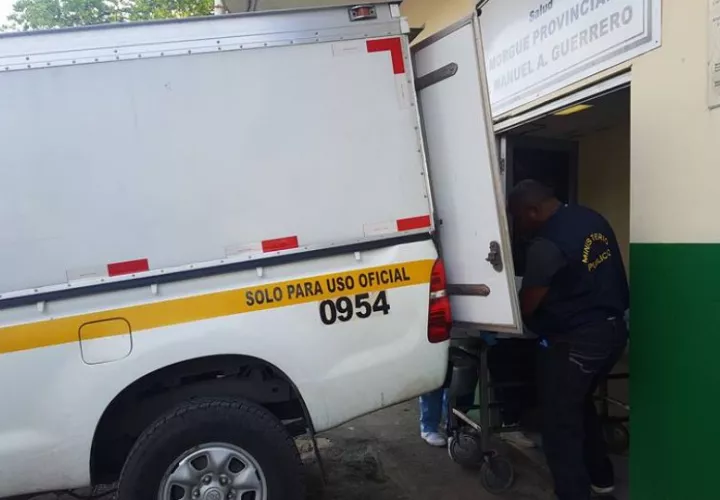 El cuerpo de la víctima fue trasladado hacia la morgue judicial en la ciudad de Colón. Foto: Diomedes Sánchez
