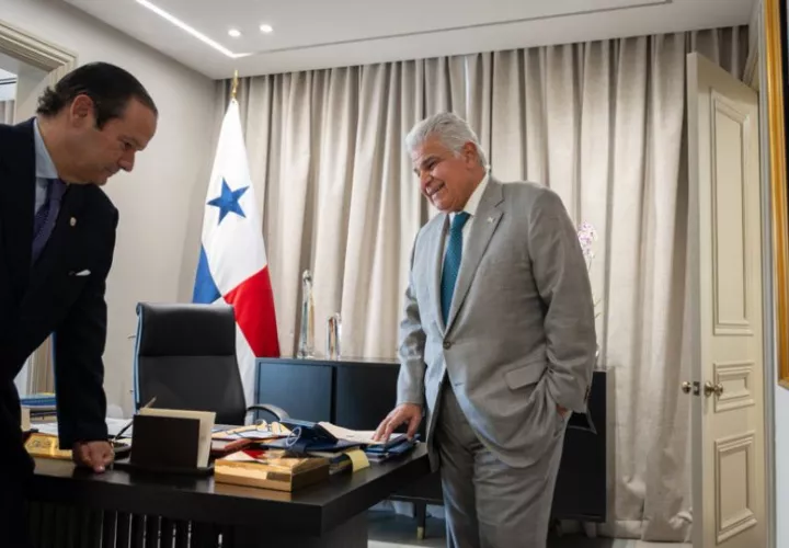 El presidente de Panamá, José Raúl Mulino (d), junto a su ministro de Exteriores Javier Eduardo Martínez-Acha Vásquez. Foto: EFE